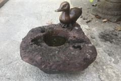 Vogeltränke mit Bronzefigur